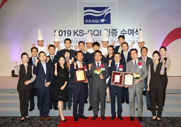 4일 롯데호텔서울 크리스탈볼룸에서 개최된 ‘2019년 KS-SQI 인증 수여식’에서 롯데호텔의 호텔부문 7년 연속 1위와 롯데시티호텔의 비즈니스호텔부문 3년 연속 1위 선정을 기념해 김정환 롯데호텔 대표이사(앞줄 왼쪽에서 다섯 번째)와 임직원들이 기념사진을 촬영하고 있다.