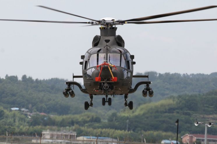 소형무장헬기(LAH)가 4일 경남 사천 본사에서 초도비행을 하고 있다. (사진=KAI)