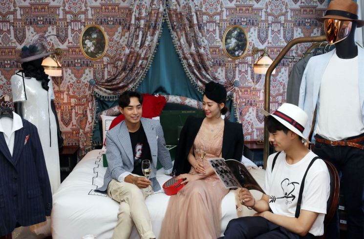 [포토]"호캉스도 즐기고, 옷도 입어보고"…이색 협업 쇼룸