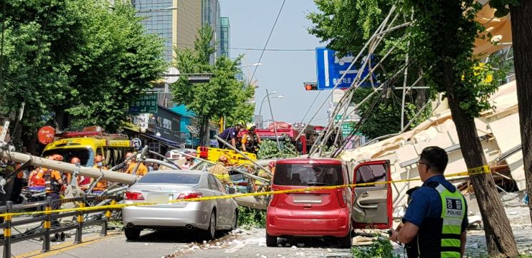 4일 오후 2시 23분께 서울 서초구 잠원동에서 철거 작업 중인 건물이 붕괴했다. 이 사고로 주변 전신주가 차도 위로 쓰러져 있다. [이미지출처=연합뉴스]