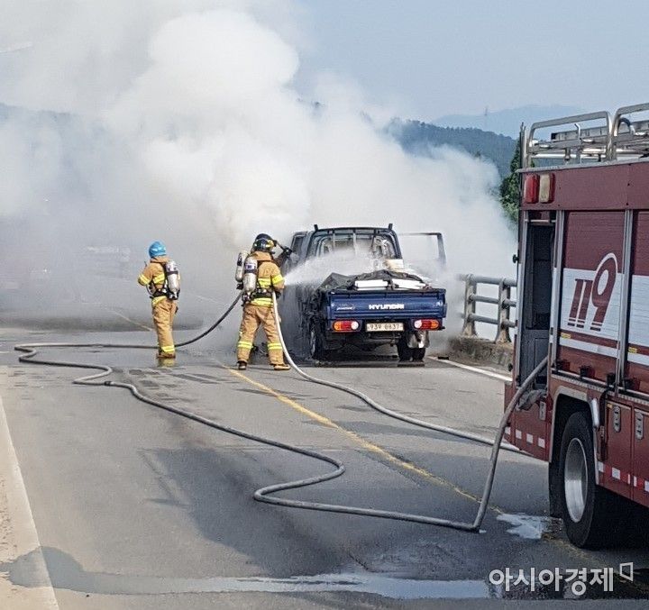 광주 북구서 주행 중인 트럭 화재…운전자 “시운전 중 불났다”