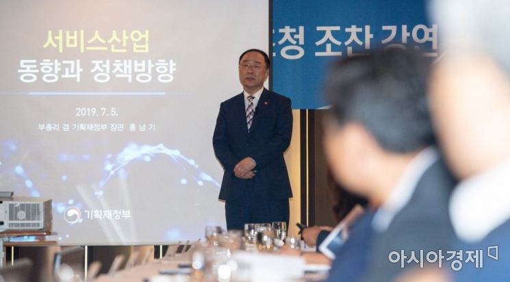 日 수출규제 관련 5대 그룹 회동?…홍남기 "못 만날 이유 없다"