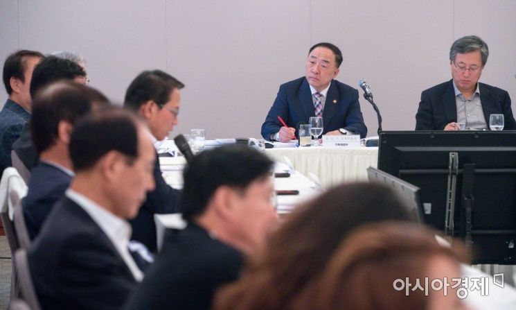 [포토]건의사항 청취하는 홍남기 부총리