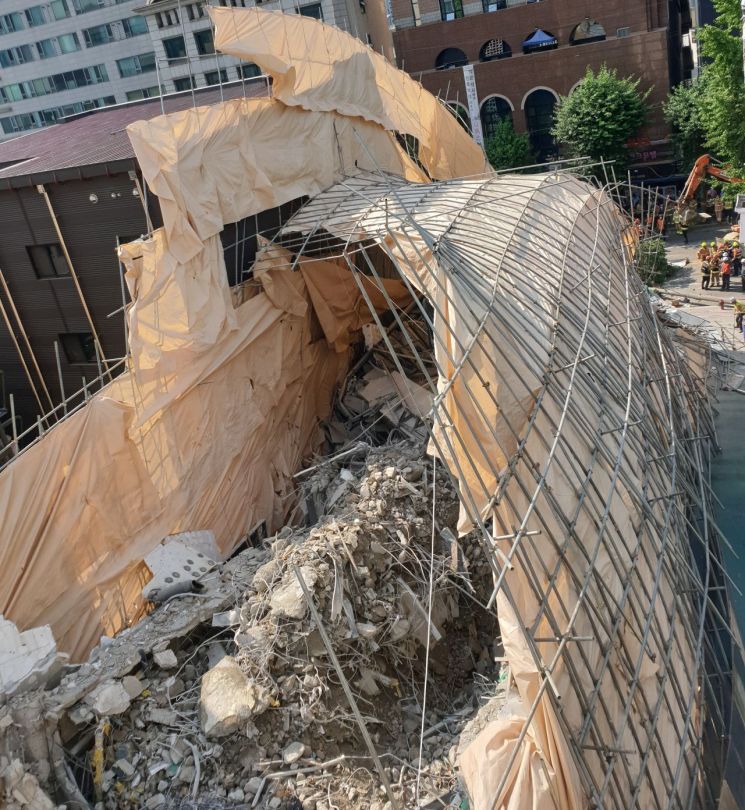 지난 4일 서울 서초구 잠원동 철거 건물 붕괴 당시 모습.