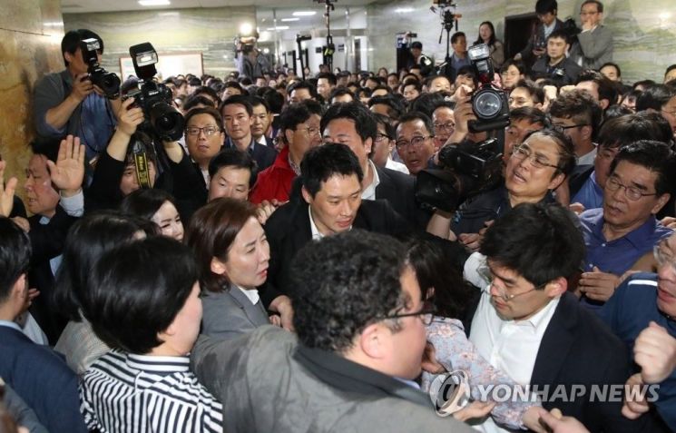 몸 싸움 벌이는 국회 [이미지출처=연합뉴스]