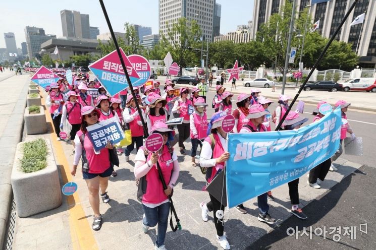 [포토]공공 비정규직 파업 사흘째, 청와대 방향으로 행진