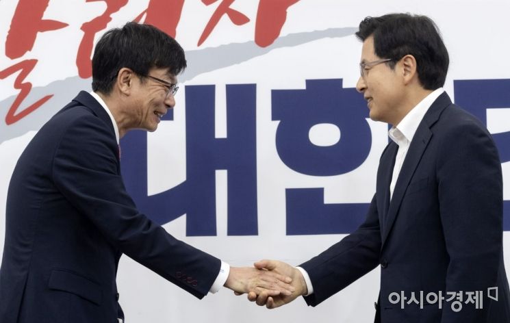 [포토] 인사 나누는 김상조·황교안