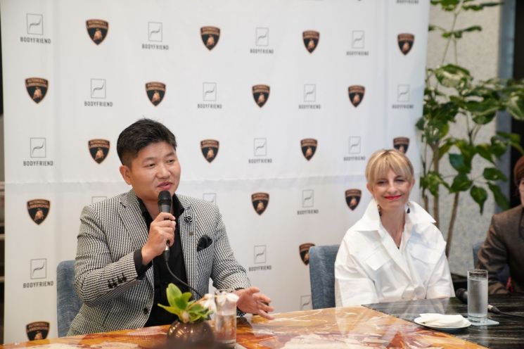 박상현 바디프랜드 대표(왼쪽)와 카티아 바시 람보르기니 최고마케팅책임자(CMO)가 서울 강남구 청담동 바디프랜드 카페에서 인터뷰를 진행하고 있다.