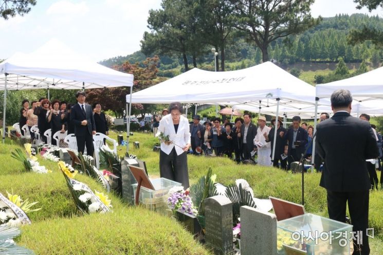 이한열 열사 32주기 추도식에서 이한열 열사 어머니 배은심씨가 헌화를 하고 있다.