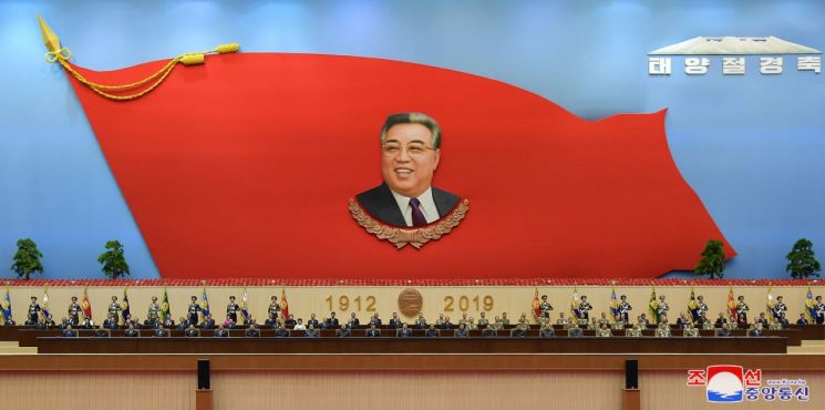 김일성 주석의 생일 107주년을 하루 앞둔 지난 4월 14일 평양에서 열린 중앙보고대회. 조선중앙통신이 15일 보도했다.