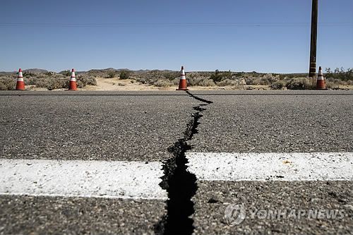 4일(현지시간) 미국 캘리포니아주 남부 컨카운티 리지크레스트 인근에서 지진이 발생한 후 생긴 도로 위 균열 / 사진=연합뉴스