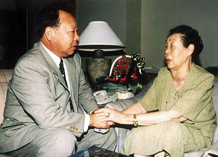 지난 2000년 8월 북측 이산가족 방문단장으로 서울을 방문한 어머니 류미영씨와 상봉하고 있는 최인국씨. <사진=연합뉴스>