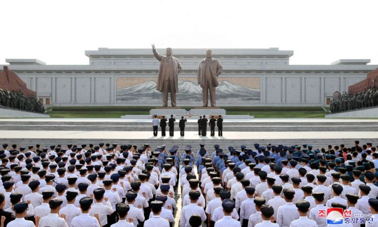 ) 북한 김일성 주석 사망 25주기를 앞두고 5일 평양 만수대언덕에서 청년전위들의 맹세모임이 열리고 있다.
