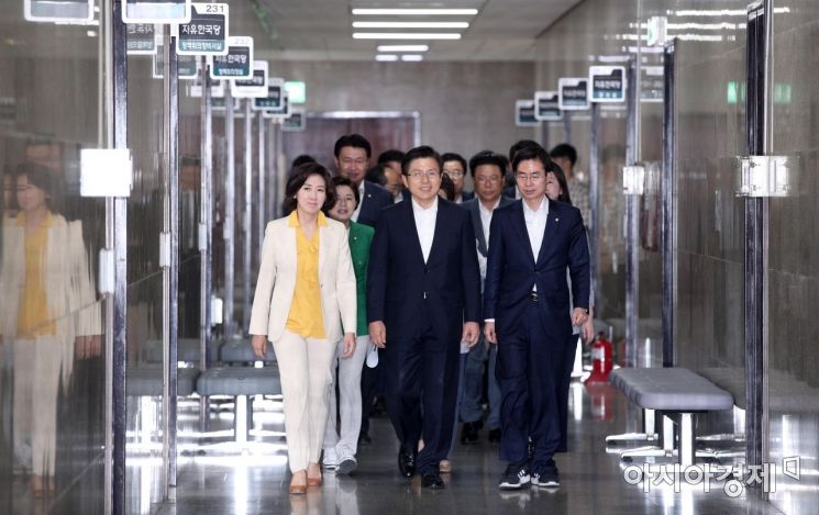 [포토] 최고위원회의 향하는 자유한국당