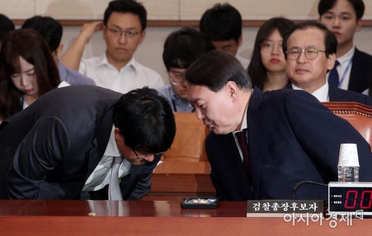 [포토] 청문회 앞서 실무자에게 얘기하는 윤석열