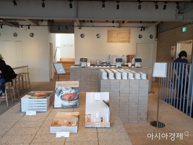 [르포]한옥 기와·인왕산…삼청동 고즈넉한 풍경에 스며든 블루보틀 2호점