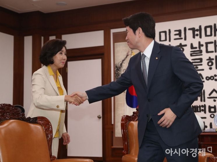 [포토] 악수하는 이인영-나경원