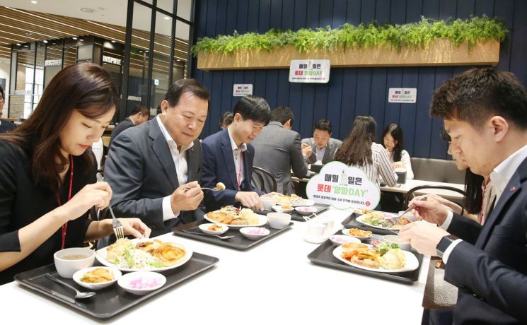[포토]"양파도 먹고, 농민도 돕고"…황각규 부회장도 '양파데이' 점심