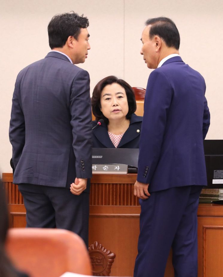 한국당 국토위원장 '집안싸움'…朴 "사퇴 안해" vs 洪 "버티기 몽니"