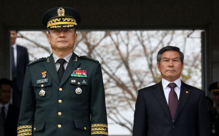 서욱 육군참모총장(왼쪽)과 정경두 국방부 장관 (사진=연합뉴스)