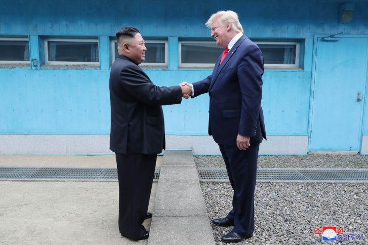 도널드 트럼프 미국 대통령과 북한 김정은 국무위원장이 30일 오후 판문점에서 군사분계선을 사이에 두고 악수하고 있다.