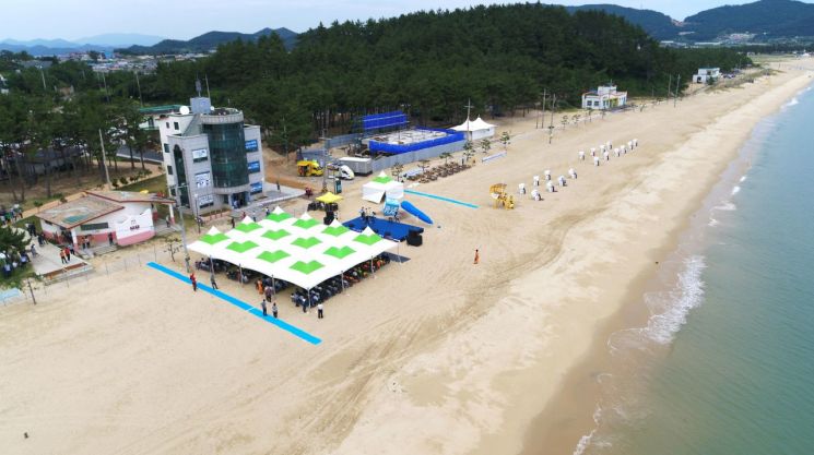 국내 최초 ‘블루플래그’ 인증 받은 완도 신지명사십리해수욕장 개장