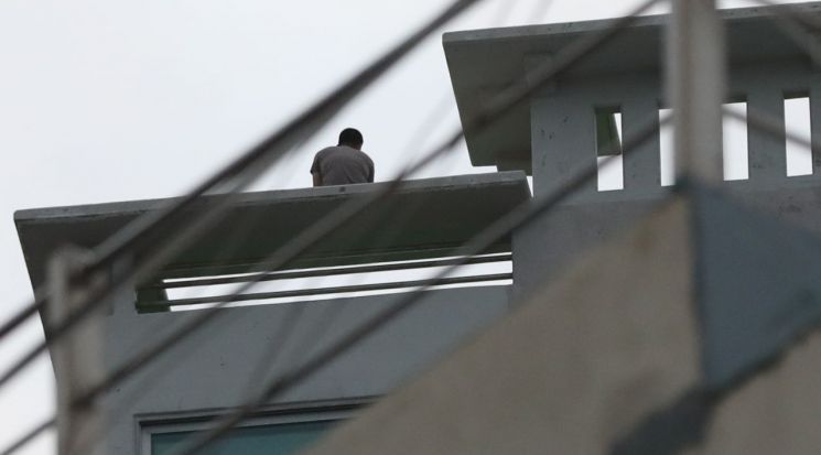 8일 오후 경남 거제시 옥포동 한 주상복합아파트 옥상에서 박모(45)씨가 경찰과 대치하고 있다. [이미지출처=연합뉴스]