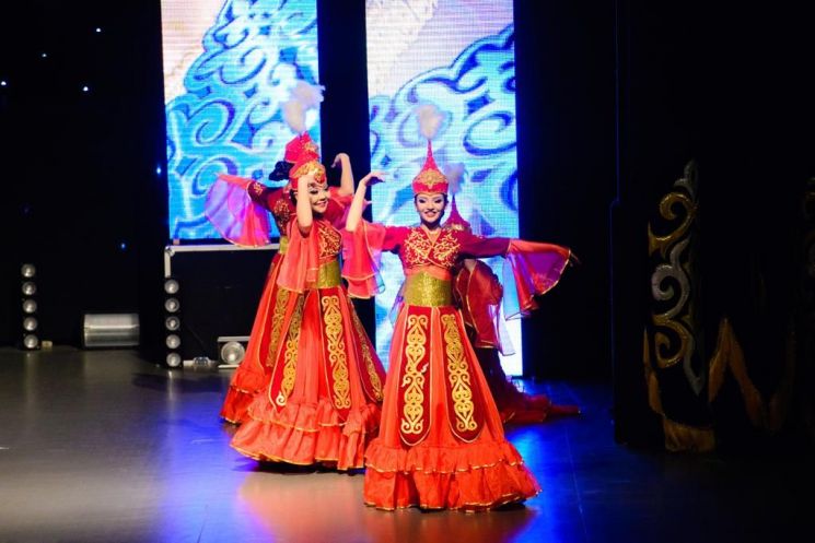 카자흐스탄 국립고려극장 무용수들의 공연