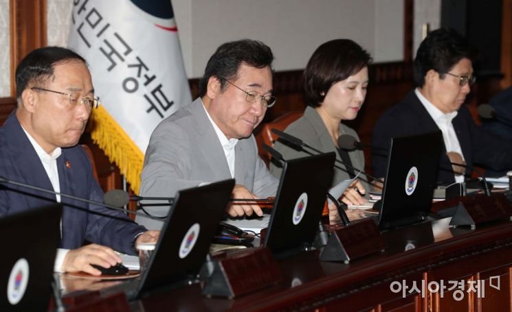 [포토]국무회의 주재하는 이낙연 총리
