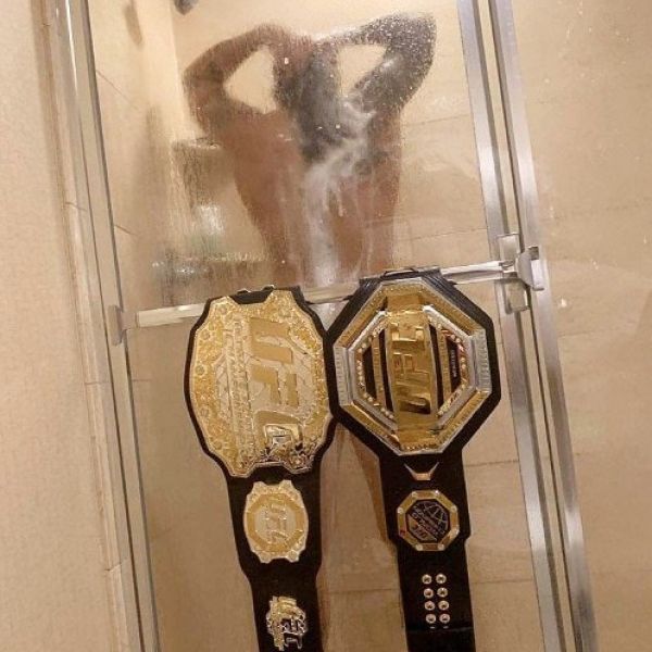 [포토] UFC 챔피언 아만다 누네스 '자부심 넘치는 샤워'