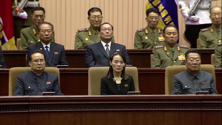 조선중앙TV는 8일 평양체육관에서 이날 열린 김일성 주석 사망 25주기 중앙추모대회를 녹화중계했다. 사진은 중앙TV가 공개한 것으로 김여정 당 제1부부장(가운데)이 리수용 부위원장(왼쪽), 최휘 부위원장(오른쪽)과 함께 주석단에 앉아있다.