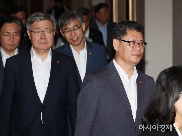 [포토]국무회의 향하는 김연철 통일부 장관 