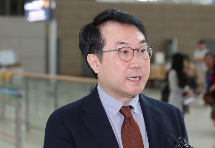 이도훈 외교부 한반도평화교섭본부장이 9일 오전 인천국제공항을 통해 독일 베를린으로 출국하기 전 취재진의 질문에 답하고 있다. 이 본부장은 레펠 독일 외교부 아태총국장과 한반도 문제 관련 협의를 할 예정이며 같은 기간 베를린을 찾는 비건 대표와 만나 한미 북핵 수석대표 협의를 할 예정이다. [이미지출처=연합뉴스]