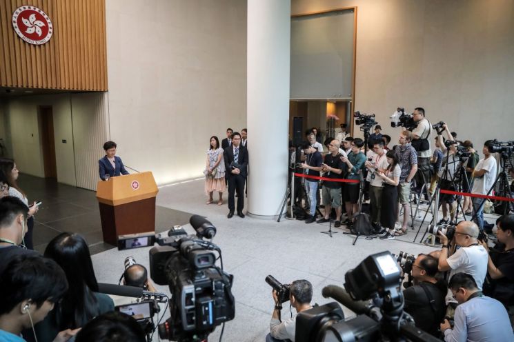 캐리람 홍콩 장관 "송환법은 죽었다"…시위 한달만에 폐기 선언