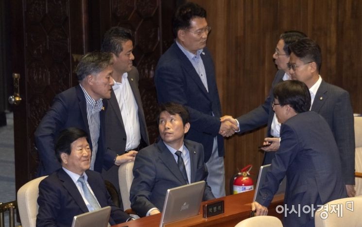 [포토] 이야기 나누는 이인영·표창원