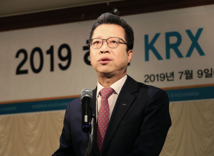 정지원 한국거래소 이사장이 9일 서울 여의도에서 기자간담회를 갖고 올 상반기 주요 성과 및 하반기 사업계획에 대해 설명하고 있다.