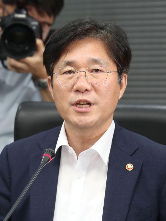 성윤모 장관, 日경제산업상 '수출규제 합리화'에 SNS 반박