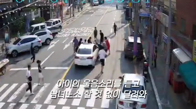 부산지방경찰청이 지난 6일 공식 페이스북을 통해 공개한 "맨손으로 차를 들어올리는 사람들"이라는 제목의 동영상/사진=부산지방경찰청 페이스북 화면 캡처