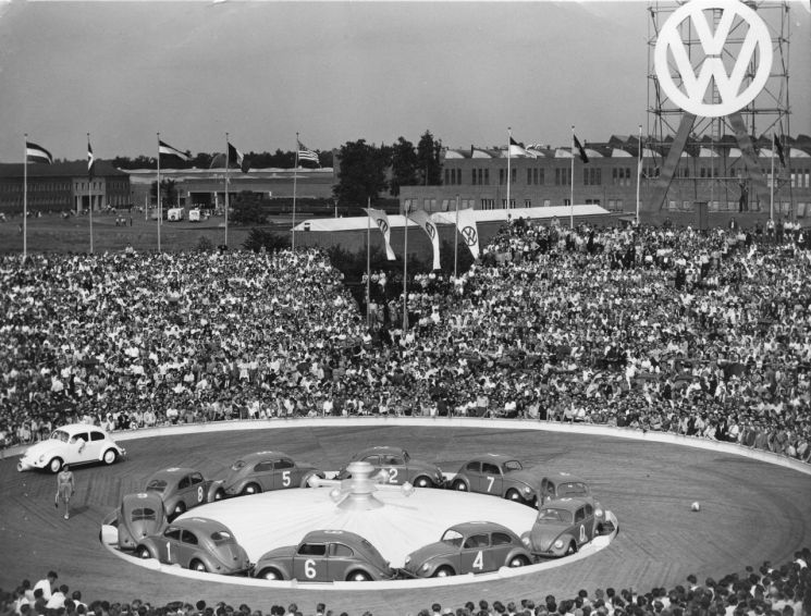 1953년 7월 독일 폭스바겐이 비틀 생산 50만대를 축하하는 행사를 개최하고 있다. [이미지출처=AP연합뉴스]