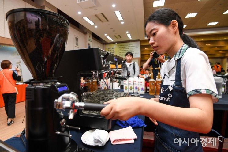 [포토]정성스럽게 원두 갈고