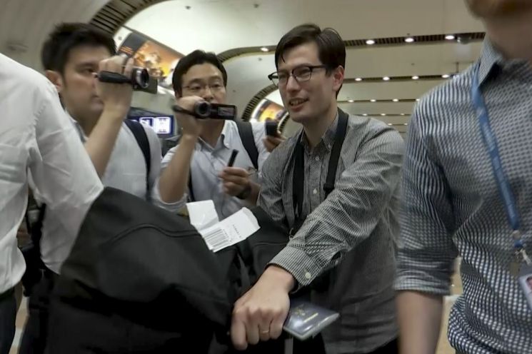 평양 유학 중 일주일 이상 소식이 끊겼던 호주인 대학생 알렉 시글리(가운데)가 지난 4일 중국 베이징 공항에 도착했다. <사진=AP연합>