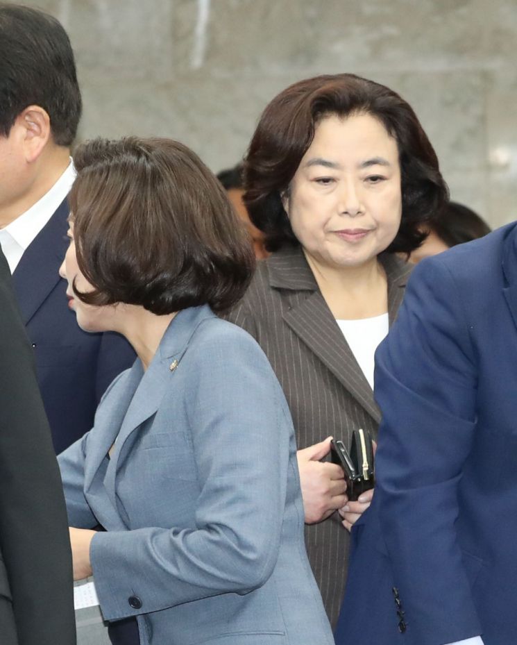 버티는 박순자, 난감한 한국당…지도부, 윤리위 징계 예고