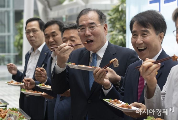 [포토] 한돈 시식하는 이개호 장관