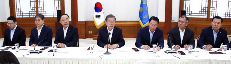 문 대통령 "日 수출 규제 장기화 가능성...모든 가능성 대비"