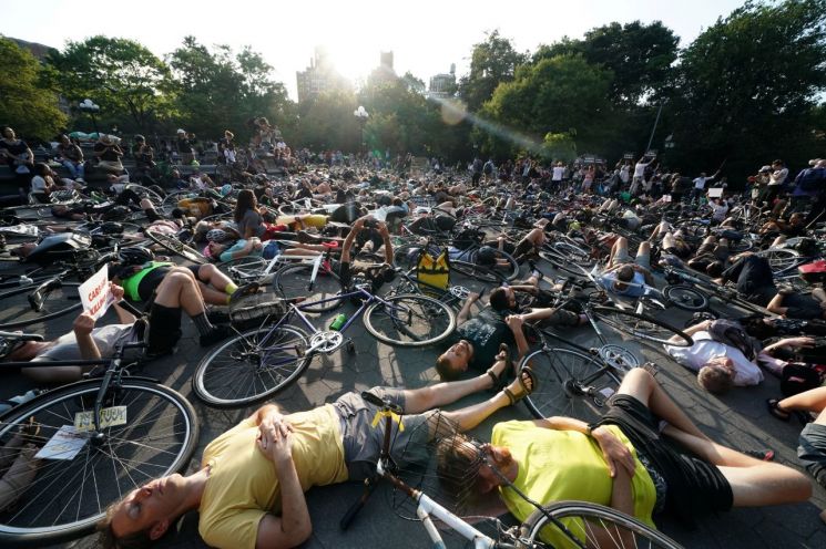 [포토]美뉴욕시민들, 드러눕기 시위…"자전거 안전 보장하라"