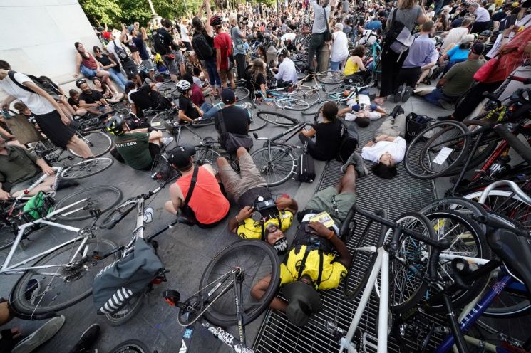 [포토]美뉴욕시민들, 드러눕기 시위…"자전거 안전 보장하라"