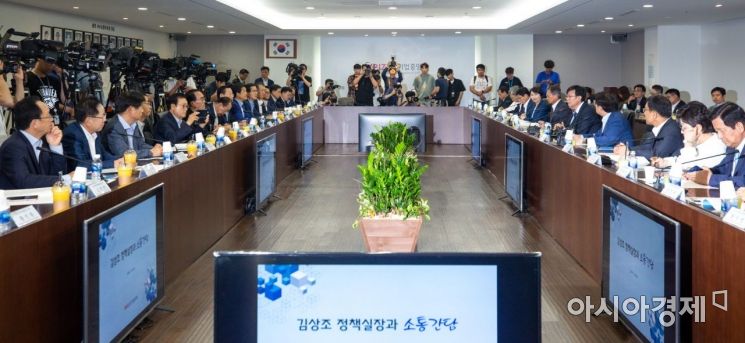 [포토]중소기업인들과 간담회하는 김상조 정책실장