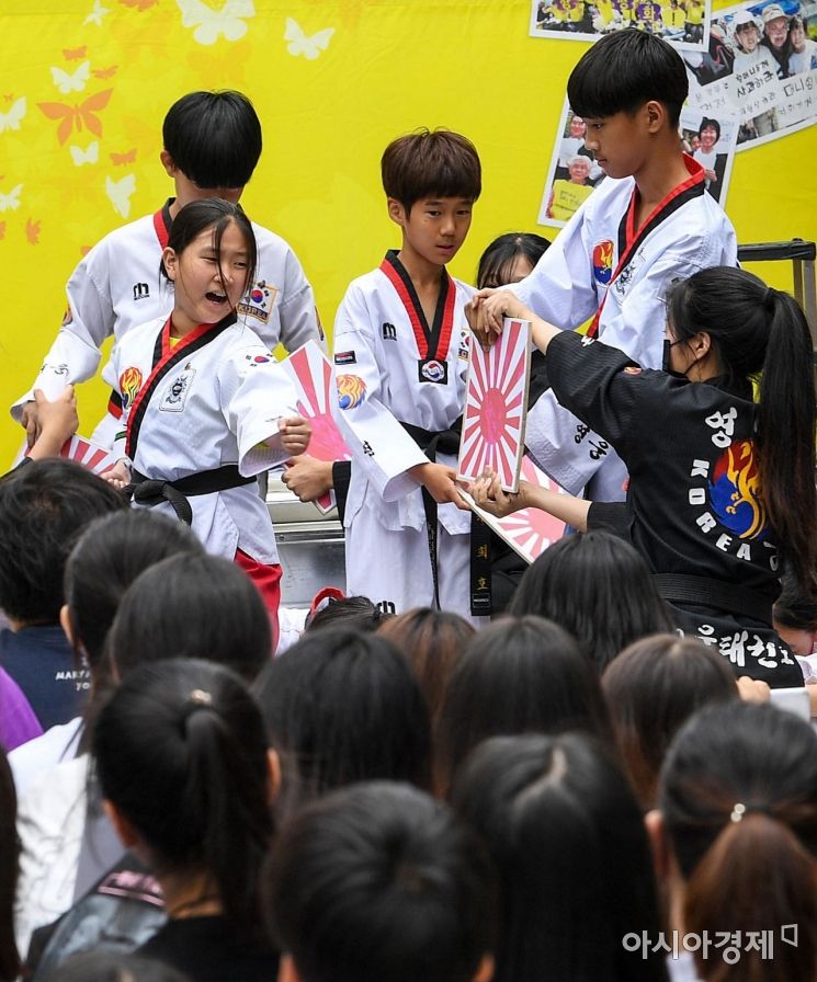 [포토]태권도 퍼포먼스 펼치는 어린이들