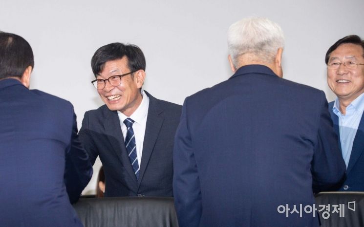 [포토]중소기업인들과 인사하는 김상조 정책실장-김기문 회장