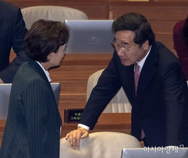 [포토] 이야기 나누는 이낙연 총리·김현미 장관